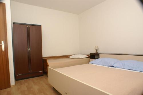 Apartments By The Sea Pisak (omis) - 2742