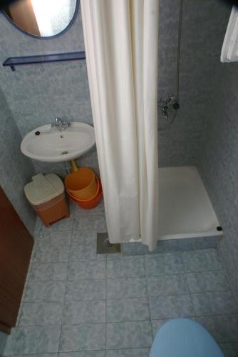Apartments By The Sea Pisak (omis) - 2742