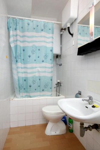Apartments By The Sea Pisak (omis) - 6041