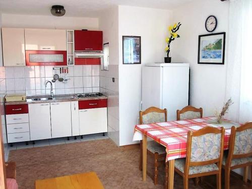 Apartments By The Sea Pisak (omis) - 15177