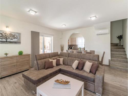 Four-bedroom Holiday Home In Radeki Polje