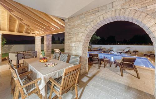 Four-bedroom Holiday Home In Radeki Polje