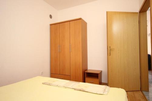 Apartments By The Sea Pisak (omis) - 9456