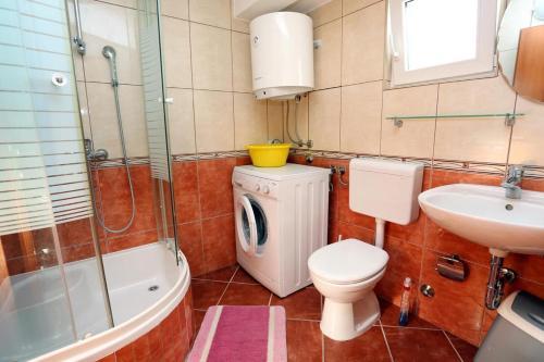 Apartments By The Sea Pisak (omis) - 10323