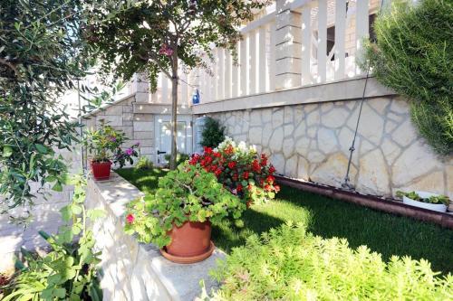 Apartments By The Sea Pisak (omis) - 10323