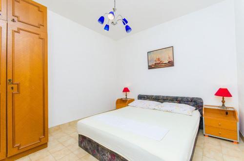 Apartments By The Sea Pisak (omis) - 2802