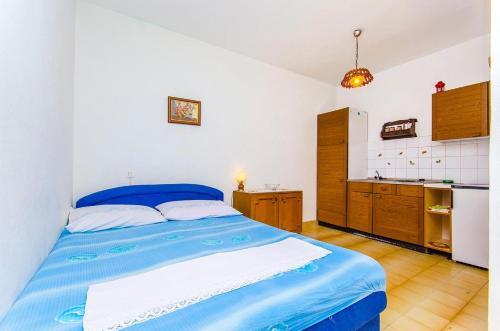 Apartments By The Sea Pisak (omis) - 2802