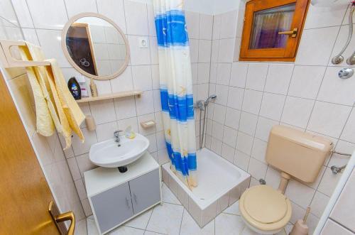 Apartments By The Sea Pisak (omis) - 2802