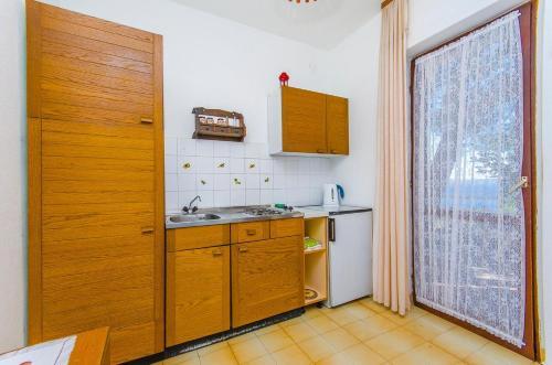 Apartments By The Sea Pisak (omis) - 2802