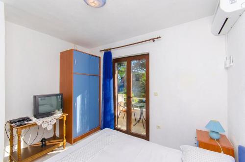 Apartments By The Sea Pisak (omis) - 2802