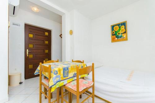 Apartments By The Sea Pisak (omis) - 2802
