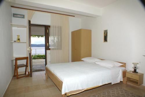 Apartments By The Sea Pisak (omis) - 2750