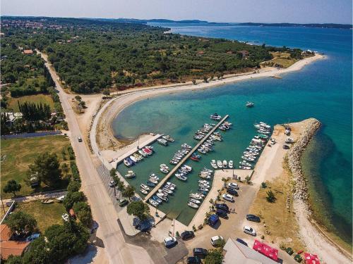 Three-bedroom Holiday Home In Peroj