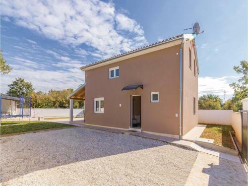 Three-bedroom Holiday Home In Peroj