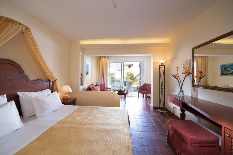 Alexander Beach Hotel & Village (.)