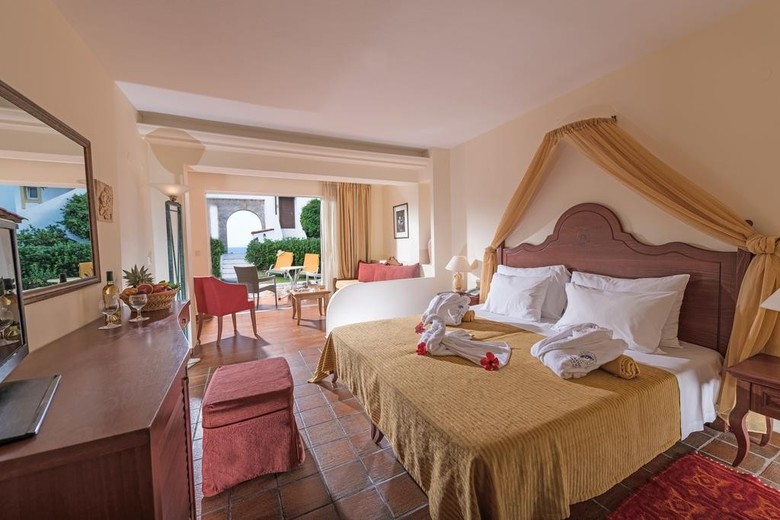 Alexander Beach Hotel & Village (.)
