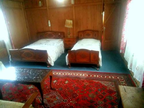 Snowgoose Group Of Houseboats