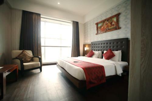 Hotel The Byke Suraj Plaza