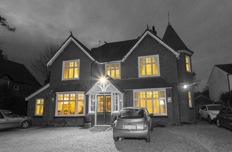 Hostal Gatwick Turret Guest House