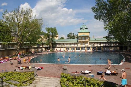College Garden Hotel