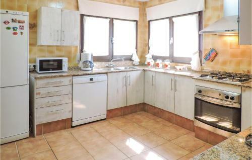 Three-bedroom Holiday Home In L'ametlla De Mar
