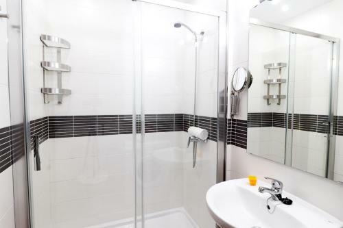 Summerland Apartments Rota