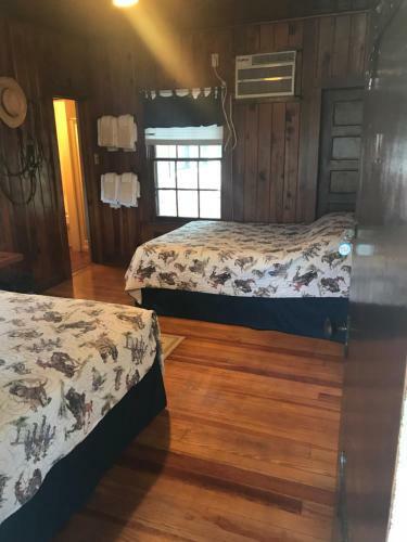 Hotel Twin Elm Guest Ranch And 2e Rv Resort