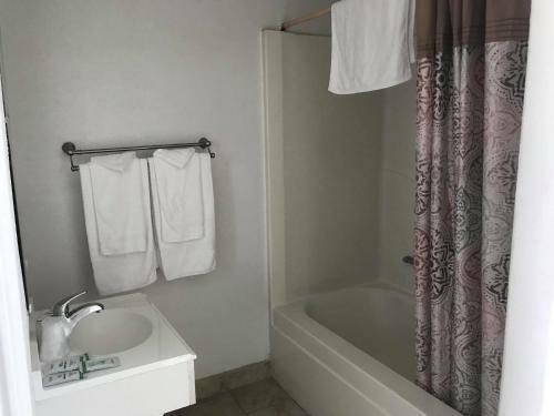 Royal Gateway Motel