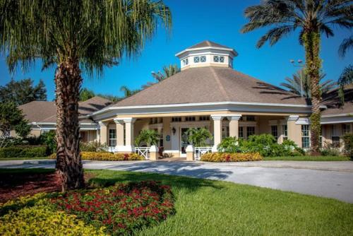 Beautiful 4 Bedroom 3 Bath Pool Home In Gated Resort