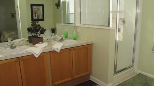 Beautiful 4 Bedroom 3 Bath Pool Home In Gated Resort