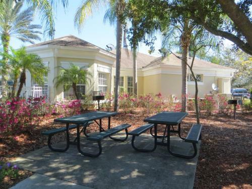 Spacious 4 Bed Pool Home Near Disney In Gated Resort