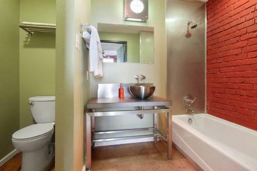 Apartamento Two-bedroom, Two-bath Industrial Apt In Nola C.b.d.