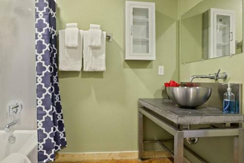 Apartamento Three-bedroom, Two-bath Industrial Apt In Nola C.b.d.