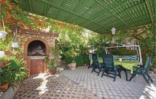 Two-bedroom Apartment In Makarska