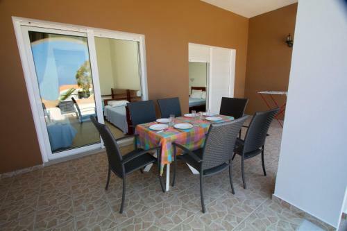 Nikos Apartments