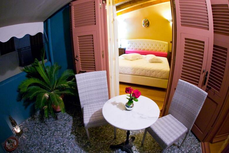 Hostal Kyveli Suites