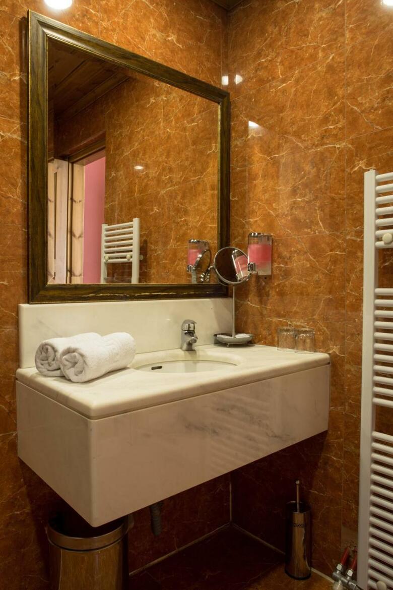 Hostal Kyveli Suites