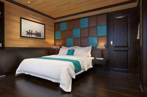 Halong Serenity Cruises