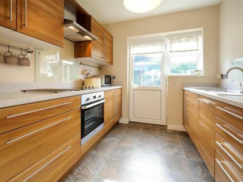 Modern Holiday Home In Llanbedrog With Private Garden