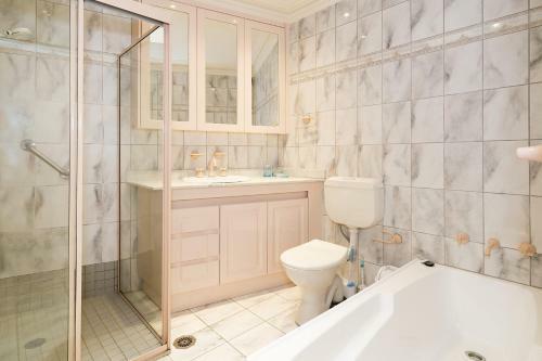 Lakeshore Apartments - Unit 5