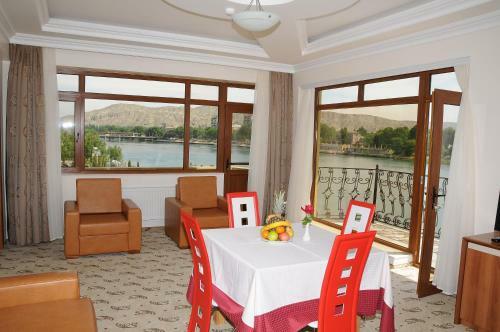 River Side Hotel