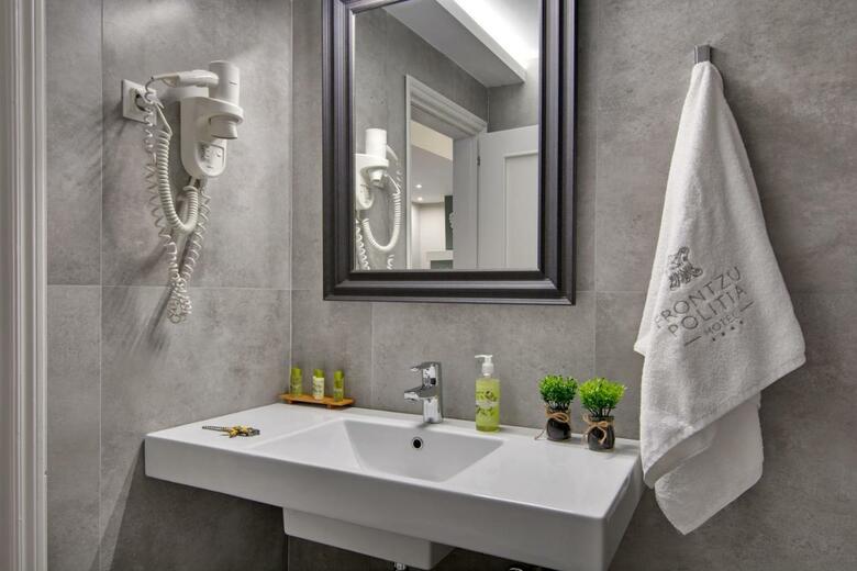 Hotel Frontzou Politia