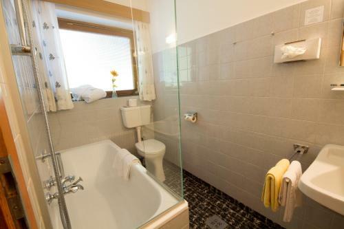 Hostal Hotel Garni Haus Sonnblick