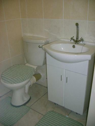 Hostal All Are Welcome Guest House