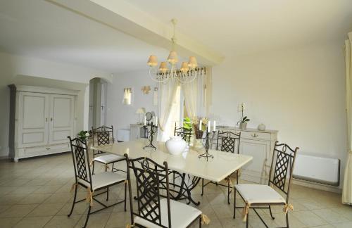 Cagnes-sur-mer Villa Sleeps 8 Pool Air Con Wifi