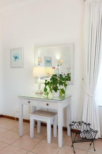 Hostal A Tuscan Villa Guest House