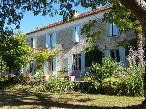 Upscale Mansion In Neuffons With Swimming Pool And Garden
