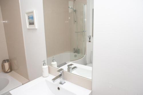 2 Bedroom Apartment In Prime Clifton Location