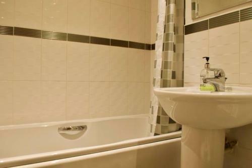 3 Bedroom Apartment With Private Roof Terrace Accommodates 8