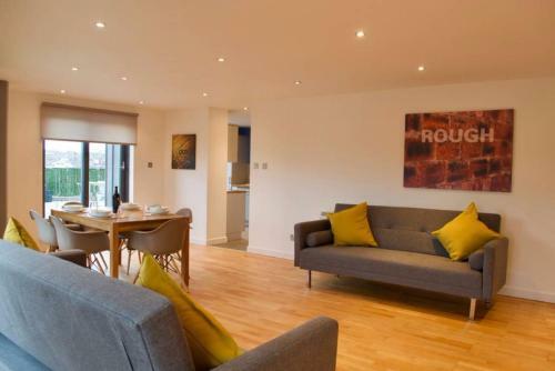 3 Bedroom Apartment With Private Roof Terrace Accommodates 8